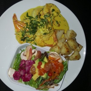 Langostinos en curry y jengibre con leche de coco