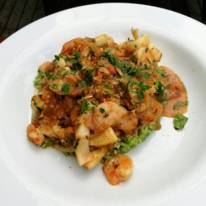 Gumbo de camarones y calamares