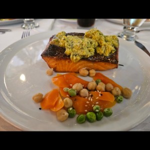 Salmón sobre una cama de espinaca y mantequilla de aguacate 