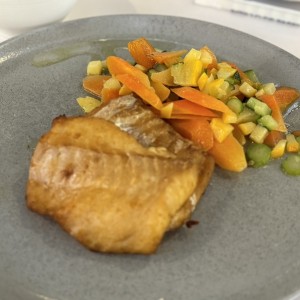 Platillo Personalizado - Pescado (Robalo), vegetales (zuchinni y zanahoria) y a parte papas asadas 