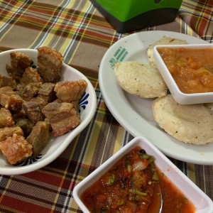 Entradas, chicharron y arepas 