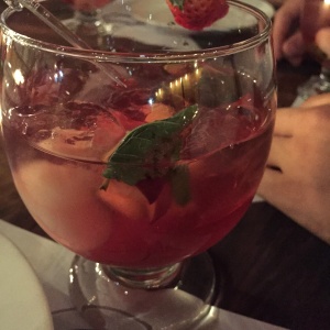 Sangria de vino rosado y lychees