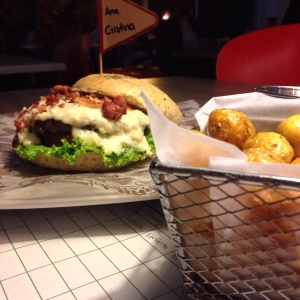 Hamburguesa Fondue con papita criolla y salsa honey Bbq
