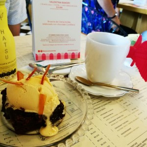 Brownie con helado creme brulee