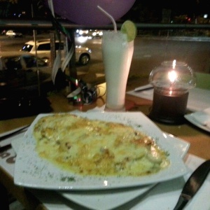 Pechuga de pollo gratinada con maicitos y palmitos.