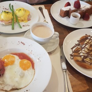 Huevos benedictinos, tostadas francesas, pancakes de nutella y banano, huevos estrellados.