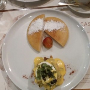 Pancakes con Huevos en Salsa Holandesa 