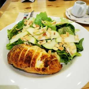 Ensalada pollo y manzana verde