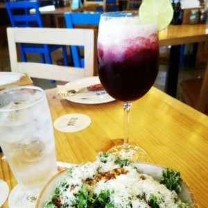 ensalada kale y lentejas, limonada de vino