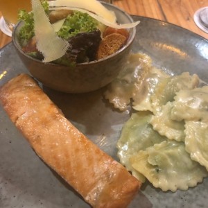 salmon con raviolis de espinaca y ricotta