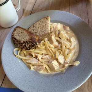 Pasta Alfredo con pollo