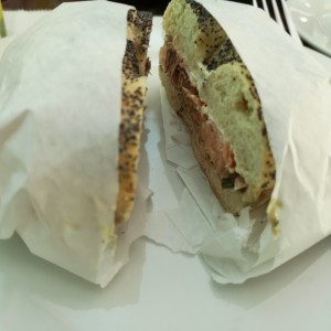 pan bagel can queso crema y salmón
