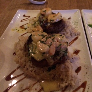 Solomo sobre arroz dulce de coco y camarones