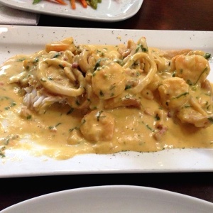 Pescado en salsa de mariscos