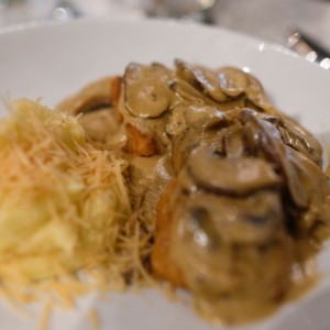 cubos de pescado en salsa Portobello