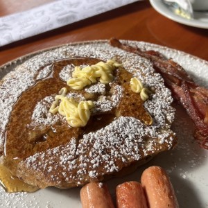 Pancakes con tocino y salchicha 
