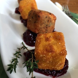 Queso apanado con moras