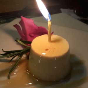 Pannacota de romero con miel de angelitas