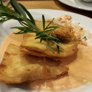 Pasta frita con mariscos.