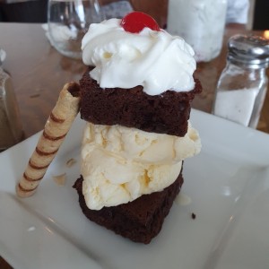 EMPAREDADO DE BROWNIE CON HELADO