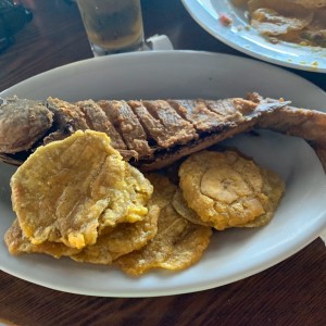 pescado frito con patacones