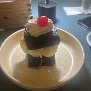 EMPAREDADO DE BROWNIE CON HELADO
