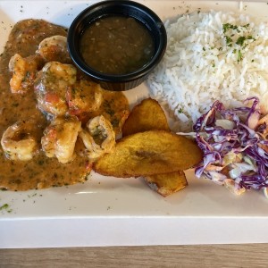Camarones al ajillo con arroz, lentejas y ensalada