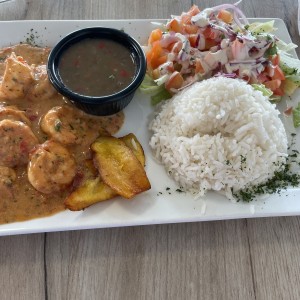 Camarones al ajillo con arroz, ensalada y minestras