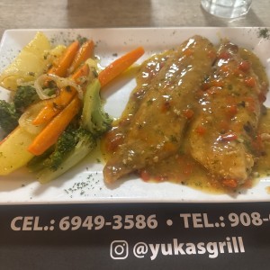 Filete de corvina al ajillo con vegetales salteados 