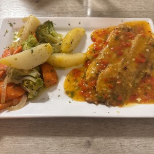 Corvina al ajillo con vegetales salteados 