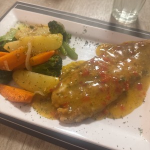 Corvina al ajillo con vegetales salteados 
