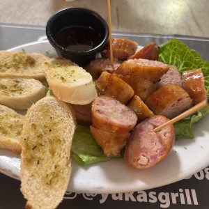 Chorizos (butifarra en picada con pan)