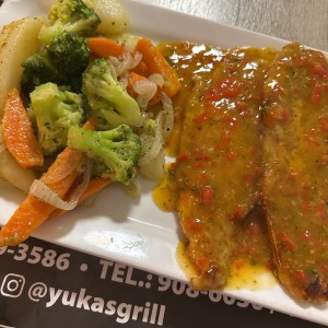 Corvina al ajillo con vegetales salteados 