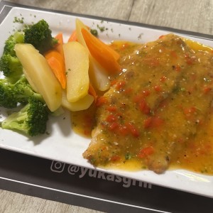 Corvina al ajillo con vegetales hervidos