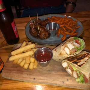 Wrap de Pollo y Boneles en salsa de mora con camote fritos