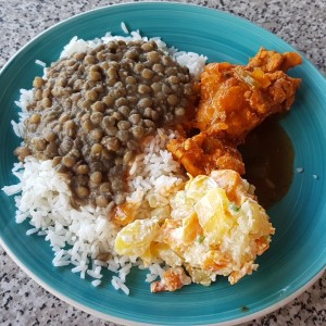 El respectivo arroz con lentejas , pollo guisado y ensalada de papas ?