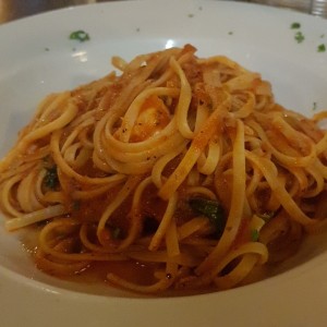 linguini con camaron en salsa roja