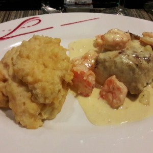 filete de pescado con salsa de camarones