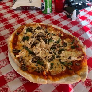 pizza de pollo y hongos