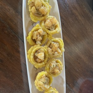 Patacones rellenos de camarones