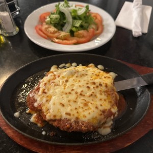 Milanesa de res a la parmigiana con ensalada verde
