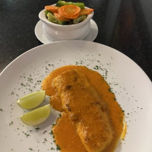 Corvina al ajillo con vegetales salteados 