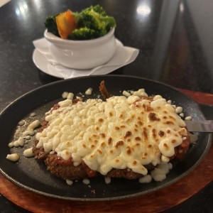 Milanesa de res a la parmigiana con vegetales 