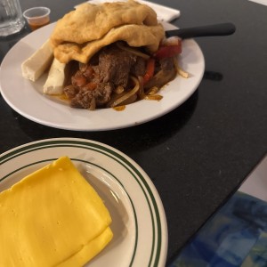 Bistec Entomatado con hojaldres 