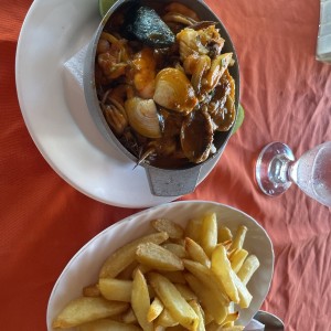 Cazuela de mariscos con papas fritas