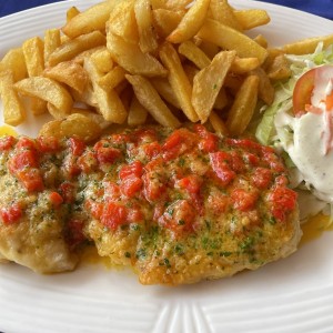 Filete de corvina al ajillo con papas