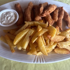 Deditos de pescado con papas fritas caseras