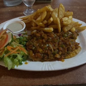 Filete de corvina a la criolla con papas fritas