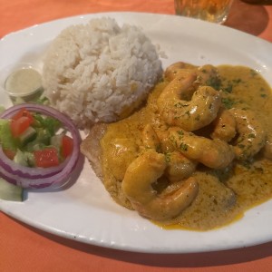 Filete de pescado en salsa de camarones 