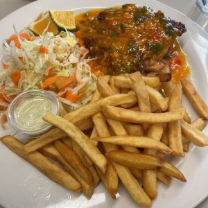 Corvina al ajillo con papas